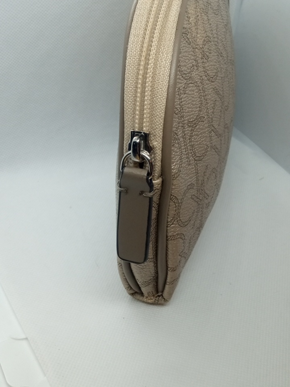 CLAVIN KLEIN MAKE UP CASE - Picture 5 of 7